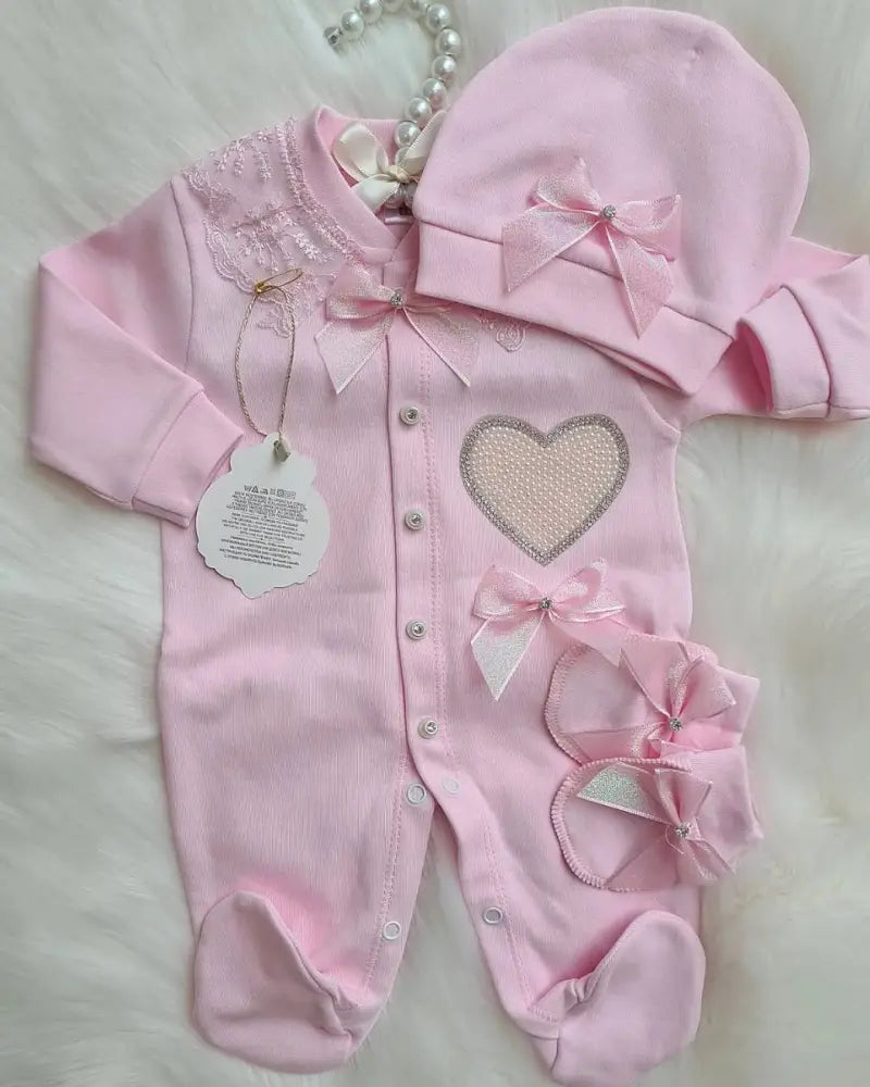 Exclusive Diamond Heart Baby Playsuit Set With Hat And Mittens In Luxuriously Soft Pink - Baby Boxpakje