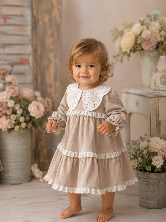 Tijdloze Beige Meisjesjurk Met Geborduurde Kanten Kraag