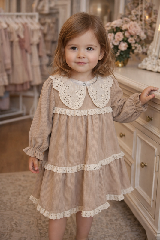 Classic beige meisjesjurk