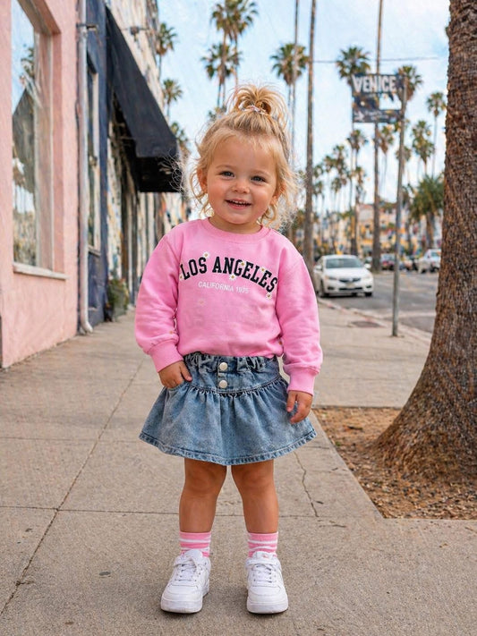 Conjunto LA Street Vibe Sudadera Rosa y Falda Vaquera para Niñas a la Moda, Juguetón y Cómodo